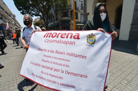 Militantes de MORENA encabezados por el delegado nacional  Héctor Quintanar García, marcharon desde el Teatro del Estado para denunciar imposición de candidatos en todo el estado de Veracruz. Los quejosos denunciaron que en todos los municipio se están incurriendo en <em>dedazos</em> para las diputaciones y alcaldías.
