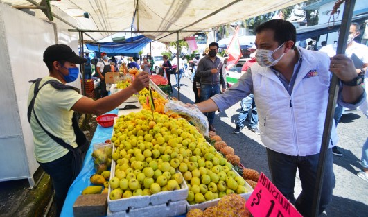 El candidato a diputado federal por el distrito 10 de Xalapa urbano Américo Zúñiga Martínez, recorrió el tradicional tianguis de los jueves del mercado  Alcalde y García,donde fue muy bien recibido por clientes y comerciantes del lugar.