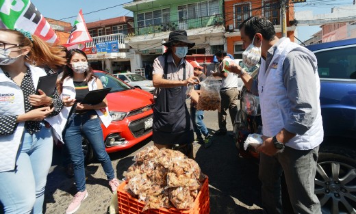 El candidato a diputado federal por el distrito 10 de Xalapa urbano Américo Zúñiga Martínez, recorrió el tradicional tianguis de los jueves del mercado  Alcalde y García,donde fue muy bien recibido por clientes y comerciantes del lugar.