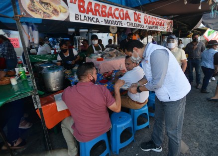 El candidato a diputado federal por el distrito 10 de Xalapa urbano Américo Zúñiga Martínez, recorrió el tradicional tianguis de los jueves del mercado  Alcalde y García,donde fue muy bien recibido por clientes y comerciantes del lugar.