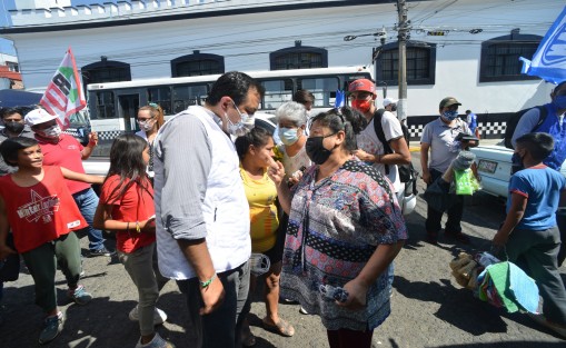 El candidato a diputado federal por el distrito 10 de Xalapa urbano Américo Zúñiga Martínez, recorrió el tradicional tianguis de los jueves del mercado  Alcalde y García,donde fue muy bien recibido por clientes y comerciantes del lugar.