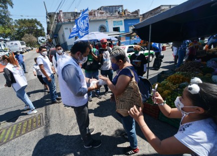 El candidato a diputado federal por el distrito 10 de Xalapa urbano Américo Zúñiga Martínez, recorrió el tradicional tianguis de los jueves del mercado  Alcalde y García,donde fue muy bien recibido por clientes y comerciantes del lugar. 
