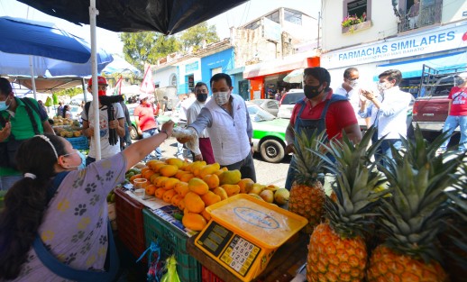 El candidato a diputado federal por el distrito 10 de Xalapa urbano Américo Zúñiga Martínez, recorrió el tradicional tianguis de los jueves del mercado  Alcalde y García,donde fue muy bien recibido por clientes y comerciantes del lugar. 
