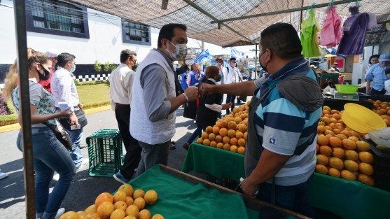 El candidato a diputado federal por el distrito 10 de Xalapa urbano Américo Zúñiga Martínez, recorrió el tradicional tianguis de los jueves del mercado  Alcalde y García,donde fue muy bien recibido por clientes y comerciantes del lugar. 