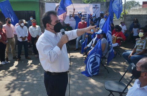 El candidato a la diputación federal por el Distrito 09, por la alianza PRI - PAN - PRD, Pepe Yunes Zorrilla, se reunió con vecinos de la Calle Coral, de la localidad  La Haciendita, perteneciente al municipio de Banderilla. Durante su discurso el candidato se comprometió a gestionar recursos para este lugar.