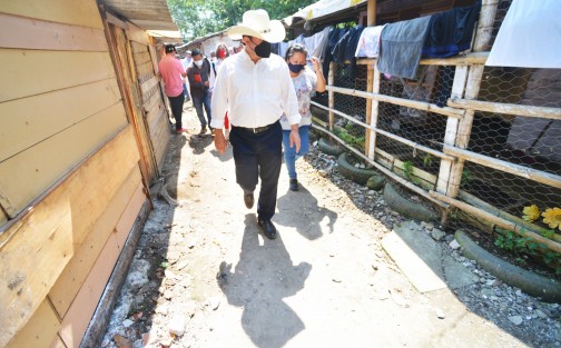 El candidato a la diputación federal por el Distrito 09, por la alianza PRI - PAN - PRD, Pepe Yunes Zorrilla, se reunió con vecinos de la Calle Coral, de la localidad  La Haciendita, perteneciente al municipio de Banderilla. Durante su discurso el candidato se comprometió a gestionar recursos para este lugar.