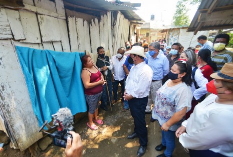 Durante su recorrido el candidato  conoció a doña Mari, quien por necesidad  vive con su familia a un costado del río Sedeño.  Pidió apoyo para poder ser reubicada, ya que teme por su seguridad.