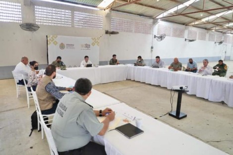 El Gobernador Cuitláhuac García dio cuenta a través de sus redes sociales de que este viernes en el municipio de Jesús Carranza en el sur del estado realizaron la COESCONPAZ, entre los tres órdenes de gobierno, revisando los operativos de seguridad y protección civil para este fin de semana. 