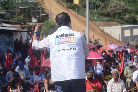 Al referir que su cariño y servicio a Xalapa no es de ahora ni para una elección, porque como diputado local o presidente municipal promovió cientos de obras que han mejorado la vida de los xalapeños, Américo Zúñiga Martínez, candidato de la alianza Va por México a diputado federal por el distrito 10, dijo que conoce los problemas de capital y se ha mantenido cercano a la gente.
