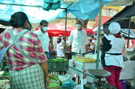 El candidato a la Diputación Federal por el Distrito X, Xalapa Urbano, por MORENA, Rafael Hernández Villalpando, dialogó este domingo con comerciantes y consumidores del mercado ambulante  Toluca. Resaltó que los xalapeños siempre hemos sido solidarios, y hoy los comerciantes requieren de nuestro apoyo para activar su economía. 