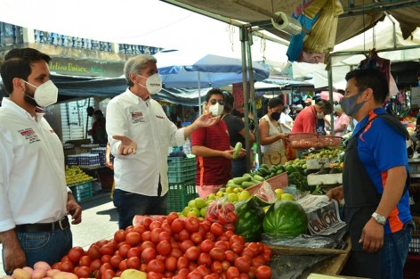 El candidato a la Diputación Federal por el Distrito X, Xalapa Urbano, por MORENA, Rafael Hernández Villalpando, dialogó este domingo con comerciantes y consumidores del mercado ambulante  Toluca. Resaltó que los xalapeños siempre hemos sido solidarios, y hoy los comerciantes requieren de nuestro apoyo para activar su economía. 
