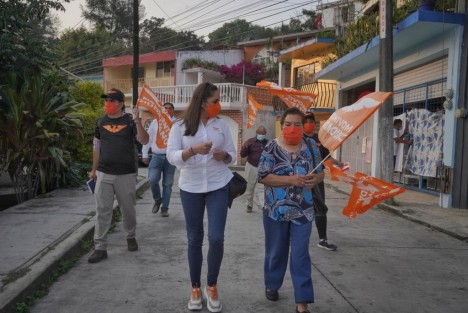 Acompañada de simpatizantes y seguidores, Dulce Méndez de la Luz Dauzón, candidata de Movimiento Ciudadano a la Diputación Federal por el distrito de Xalapa Urbano, se reunió con un grupo de vecinos, quienes le expusieron diversos problemas que aquejan a los habitantes de la zona, entre ellos el desazolve de un drenaje que descarga en el río Carneros, que se encuentra taponado y que en la temporada de lluvias provoca problemas a los vecinos, ya que las descargas corren a cielo abierto por las calles.
