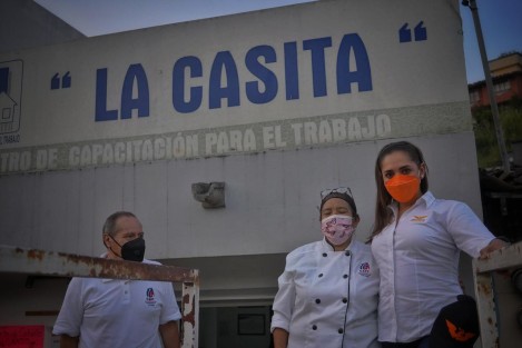 Con múltiples muestras de afecto vecinos de la colonia Estibadores, recibieron a Dulce Méndez de la Luz Dauzón, candidata de Movimiento Ciudadano a la Diputación Federal por el distrito de Xalapa Urbano.