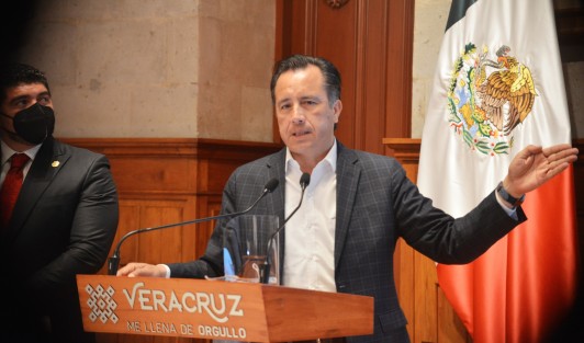 El gobernador Cuitláhuac García advirtió que aunque Veracruz sigue en semáforo verde de COVID-19, los contagios no paran, por lo que pidió a la población no bajar la guardia.  