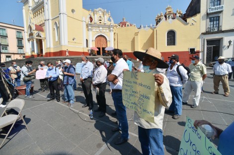 Productores de café del Consejo Regional del Café de Coatepec se manifestaron en Xalapa demandando al gobierno un plan estratégico que atienda la producción y rescatar la cafeticultura. 