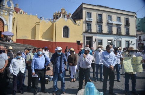 Productores de café del Consejo Regional del Café de Coatepec se manifestaron en Xalapa demandando al gobierno un plan estratégico que atienda la producción y rescatar la cafeticultura. 