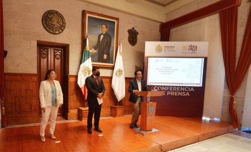 El gobernador Cuitláhuac García Jiménez, el secretario de Educación, Zenyazen Escobar García, y la subsecretaria de Educación Básica, Maritza Ramírez Aguilar, presentaron el plan Retorno seguro a clases presenciales.