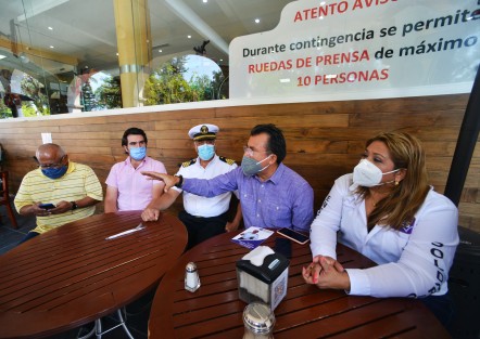 El presidente del PES en Veracruz, Gonzalo Guízar, acompañado por Patricia Aburto Córdoba y el capitán Faustino Suárez Rodríguez, candidatos a las diputaciones federales por los distritos 8° y 10°, respectivamente, hizo un balance de la primera semana de campaña de sus 20 candidatos a diputadas y diputados federales.
