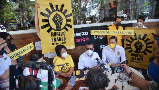 Militantes del PRD encabezados por Manuel Bernal Rivera, volvieron a pedir diálogo con el mandatario estatal para resolver la situación del ex secretario de Gobierno Rogelio Franco Castán.  
