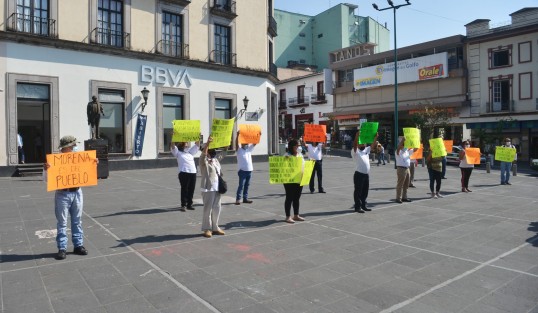 Morenistas de Coatepec encabezados por el aspirante a la alcaldÍa de ese municipio, Pio Fernández, se manifestaron en Plaza Lerdo. Exigieron a la dirigencia de MORENA  <em>no al dedazo</em>, no quieren imposición de candidatos externos.

