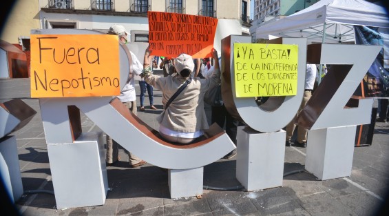 Morenistas de Coatepec encabezados por el aspirante a la alcaldÍa de ese municipio, Pio Fernández, se manifestaron en Plaza Lerdo. Exigieron a la dirigencia de MORENA  <em>no al dedazo</em>, no quieren imposición de candidatos externos.

