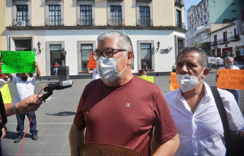 Morenistas de Coatepec encabezados por el aspirante a la alcaldÍa de ese municipio, Pio Fernández, se manifestaron en Plaza Lerdo. Exigieron a la dirigencia de MORENA  <em>no al dedazo</em>, no quieren imposición de candidatos externos.


