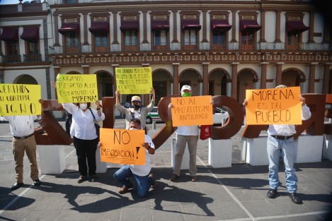Morenistas de Coatepec encabezados por el aspirante a la alcaldÍa de ese municipio, Pio Fernández, se manifestaron en Plaza Lerdo. Exigieron a la dirigencia de MORENA  <em>no al dedazo</em>, no quieren imposición de candidatos externos.
