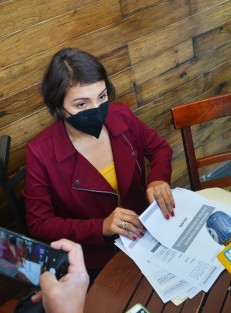 Araucaria Mendoza aclaró que no tuvo ninguna participación en la supuesta marcha negra a que se había convocado para este lunes,  y se quejó de haber sido exhibida por instituciones de gobierno y por una reportera en redes sociales como miembro de grupos feministas a lo cuales negó rotundamente pertenecer.