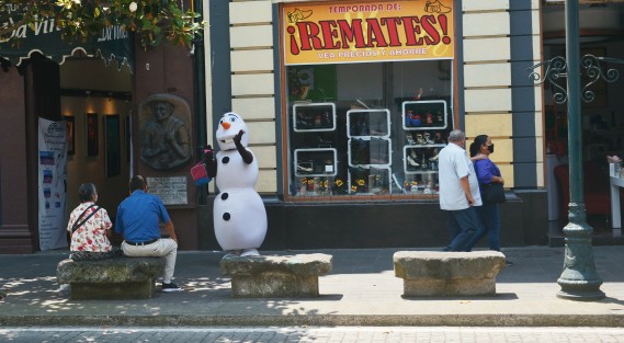 Un hombre vestido de Olaf caminó por las calles de la ciudad de Xalapa sin importar  el intenso calor del mediodía.