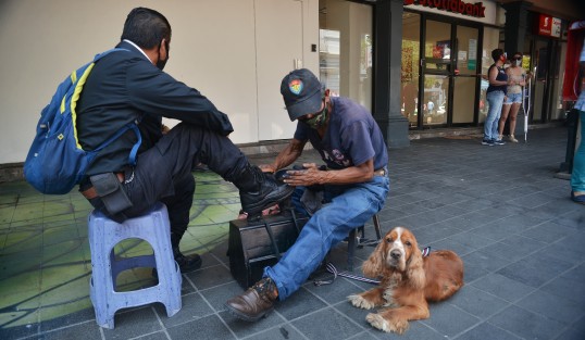 Un bolero que labora en las calles de la capital del Estado acude a trabajar todos los días con Canelo, su perito de la raza cocker. 