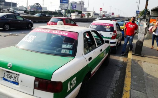 Esta mañana se llevó a cabo un operativo vial contra taxitas que hacen rutas colectivas, lo cual  está prohibido. Elementos  de Tránsito del Estado comenzaron esta labor en la avenida Lázaro Cárdenas, a la altura de las oficinas del Tribunal de Justicia y se realizarán en otros puntos de la ciudad.