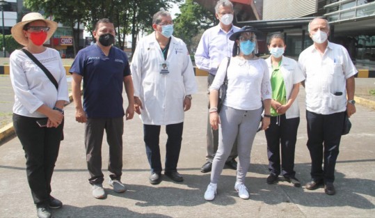 Personal médico de Xalapa se sumó a la protesta nacional para exigir al Gobierno Federal y Estatal que vacune contra COVID-19 a todos los trabajadores del Sector Salud, tanto público como privado. 