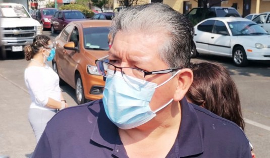 De acuerdo con Marcos Antonio Martínez García, médico adscrito a la Unidad de Cuidados Intensivos del Centro de Alta Especialidad (CAE) Dr. Rafael Lucio, aún faltan por vacunar doctores de consultorios privados, enfermeras, enfermeros, camilleros y personal de intendencia que también trabajan día a día en los hospitales y clínicas. 