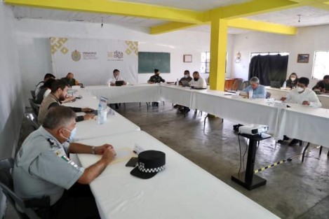Desde Cuichapa en la sesión de la Coesconpaz, Protección Civil informó de los 9 incendios de pastizales sucedidos en las últimas 48 horas de poca afectación territorial y que quedan 3 por liquidar en las próximas horas; el del municipio de Emiliano Zapata con un 90% de control y afectación de 60 hectáreas de arbustos y pastizales, el de Mecayapan cuyo estatus es de 100% de control y el de Cuitláhuac, que incluye pastizal y basurero con el 50% de control. 