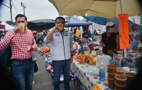 El candidato de la alianza PRI, PAN, PRD, Américo Zúñiga en su recorrido por tianguis de la calle Gildardo Avilés de la colonia  Rafael Lucio, escuchó a los comerciantes y compradores de este lugar, quienes coinciden en que el encarecimiento del gas, luz y gasolina  ha aumentado el que haya cada día más comerciantes quienes buscan día con día la forma de sobrevivir. 