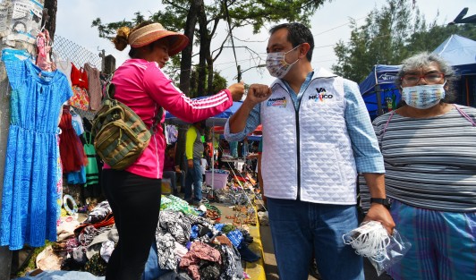 El candidato de la alianza PRI, PAN, PRD, Américo Zúñiga en su recorrido por tianguis de la calle Gildardo Avilés de la colonia  Rafael Lucio, escuchó a los comerciantes y compradores de este lugar, quienes coinciden en que el encarecimiento del gas, luz y gasolina  ha aumentado el que haya cada día más comerciantes quienes buscan día con día la forma de sobrevivir. 