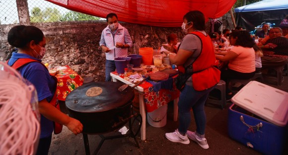 El candidato de la alianza PRI, PAN, PRD, Américo Zúñiga en su recorrido por tianguis de la calle Gildardo Avilés de la colonia  Rafael Lucio, escuchó a los comerciantes y compradores de este lugar, quienes coinciden en que el encarecimiento del gas, luz y gasolina  ha aumentado el que haya cada día más comerciantes quienes buscan día con día la forma de sobrevivir. 