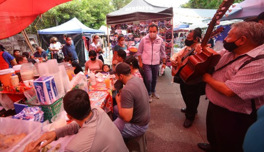 El candidato de la alianza PRI, PAN, PRD, Américo Zúñiga en su recorrido por tianguis de la calle Gildardo Avilés de la colonia  Rafael Lucio, escuchó a los comerciantes y compradores de este lugar, quienes coinciden en que el encarecimiento del gas, luz y gasolina  ha aumentado el que haya cada día más comerciantes quienes buscan día con día la forma de sobrevivir. 