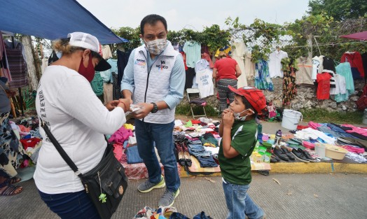 El candidato de la alianza PRI, PAN, PRD, Américo Zúñiga en su recorrido por tianguis de la calle Gildardo Avilés de la colonia  Rafael Lucio, escuchó a los comerciantes y compradores de este lugar, quienes coinciden en que el encarecimiento del gas, luz y gasolina  ha aumentado el que haya cada día más comerciantes quienes buscan día con día la forma de sobrevivir. 