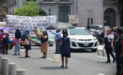 Integrantes dela agrupación MILES cerraron por algunos minutos la calle de Enriques en protesta porque la noche de ayer les fue quitada su mercancía, básculas, rejas y demás utensilios de trabajo. Acusan a la nueva directora del D.I.A.C,  Ana Dixon Acosta,  de seguir con la represión <em>ordenada</em> por Hipólito Rodríguez, alcalde de Xalapa.