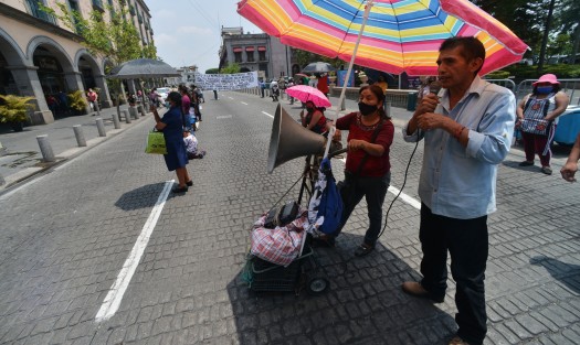 Integrantes dela agrupación MILES cerraron por algunos minutos la calle de Enriques en protesta porque la noche de ayer les fue quitada su mercancía, básculas, rejas y demás utensilios de trabajo. Acusan a la nueva directora del D.I.A.C,  Ana Dixon Acosta,  de seguir con la represión <em>ordenada</em> por Hipólito Rodríguez, alcalde de Xalapa.