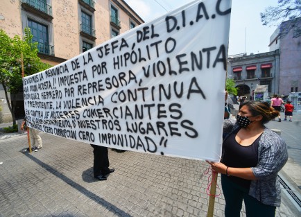 Integrantes dela agrupación MILES cerraron por algunos minutos la calle de Enriques en protesta porque la noche de ayer les fue quitada su mercancía, básculas, rejas y demás utensilios de trabajo. Acusan a la nueva directora del D.I.A.C,  Ana Dixon Acosta,  de seguir con la represión <em>ordenada</em> por Hipólito Rodríguez, alcalde de Xalapa.