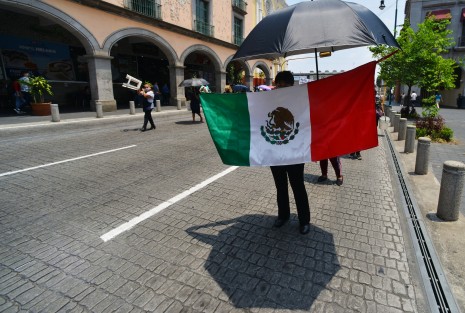 Integrantes dela agrupación MILES cerraron por algunos minutos la calle de Enriques en protesta porque la noche de ayer les fue quitada su mercancía, básculas, rejas y demás utensilios de trabajo. Acusan a la nueva directora del D.I.A.C,  Ana Dixon Acosta,  de seguir con la represión <em>ordenada</em> por Hipólito Rodríguez, alcalde de Xalapa.