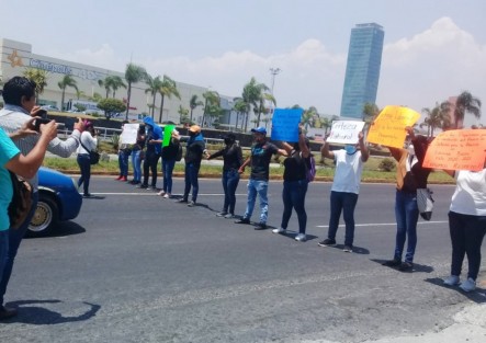 Egresados normalistas que se manifestaron en la SEV; bloquearon algunos minutos el carril con dirección a SEFIPLAN de la avenida Lázaro Cárdenas. 