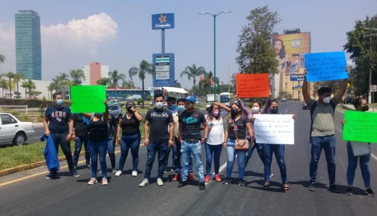 Egresados normalistas que se manifestaron en la SEV; bloquearon algunos minutos el carril con dirección a SEFIPLAN de la avenida Lázaro Cárdenas. 