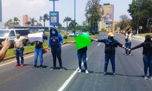 Egresados normalistas que se manifestaron en la SEV; bloquearon algunos minutos el carril con dirección a SEFIPLAN de la avenida Lázaro Cárdenas. 