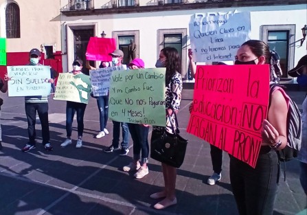 Docentes adheridos al Programa Nacional de Inglés (PRONI) se manifestaron en la Plaza Lerdo, exigieron  que el Gobierno Federal les pague los tres meses que les adeudan.