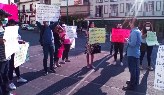 Docentes adheridos al Programa Nacional de Inglés (PRONI) se manifestaron en la Plaza Lerdo, exigieron  que el Gobierno Federal les pague los tres meses que les adeudan.