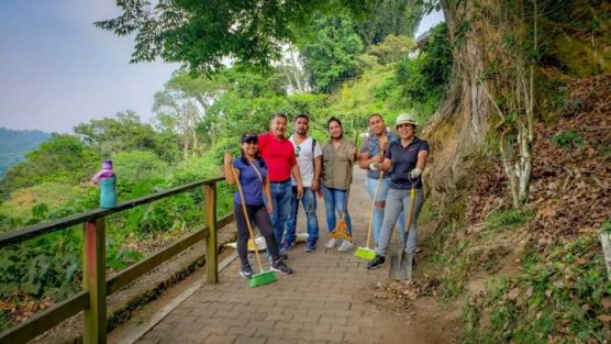 Protección Civil Teocelo en coordinación con las distintas áreas del H. Ayuntamiento inician estrategia de prevención y jornadas de mantenimiento en el mirador de Santa Rosa, Sendero del Ocelote, andadores y espacios públicos de la comunidad.