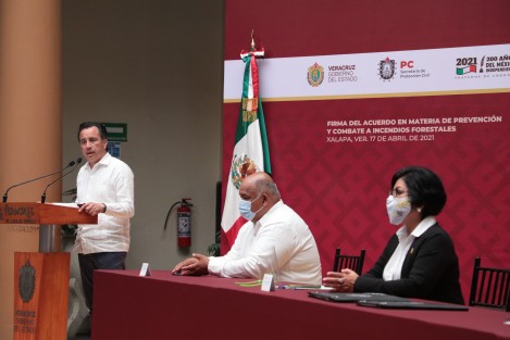 El gobernador Cuitláhuac García Jiménez encabezó la firma del convenio de colaboración en materia de prevención y combate de incendios forestales entre SEDEMA y los 13 municipios que reportan el mayor número de estos incidentes y superficies afectadas; para integrar esfuerzos en aras de aminorar los daños a los ecosistemas.


